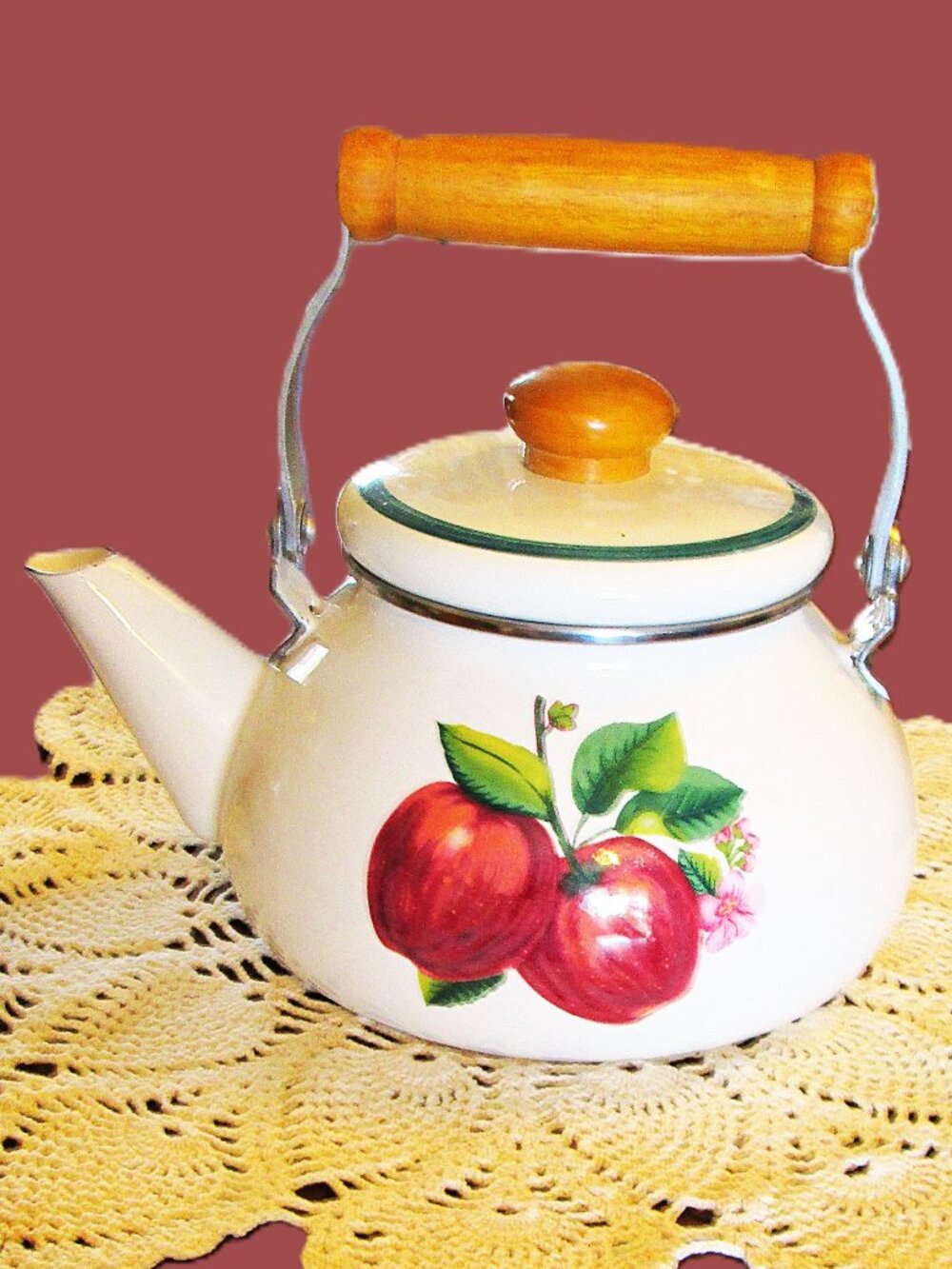 Vtg China Pearl Country Apple Enamel Wood Handled Tea Kettle with wood Knob Lid